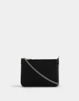 Bandolera negra de cuerina con correa de cadena metálica plateada y detalles de tachas plateadas en los bordes.