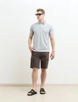 Chomba verde de piqué de algodón con cuello clásico y tapeta de dos botones. Logo bordado en el pecho.