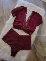 Conjunto de lencería color bordó, compuesto por un top de lycra y encaje con espalda de microtul y una bombacha hipster tiro alto de lycra y encaje con forro de algodón.