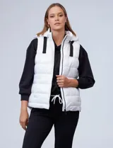 Chaleco de abrigo blanco de la marca Weatherproof, con abertura central y cierre, y bolsillos delanteros.