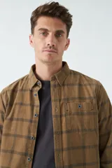 Camisa de pana a cuadros azul marino y rojo, de manga larga, con fit regular, cartera con botones y bolsillos con botones.