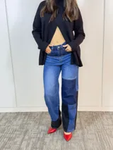 Pantalón de jean con diseño patchwork en diferentes tonos de azul y negro. Corte recto, tiro medio y sin lycra.
