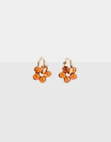 Aros tipo argolla dorados con dije de flor color naranja.