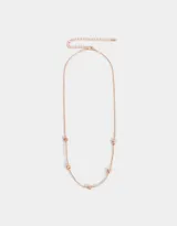 Collar corto dorado oro rosa con cadena fina y dijes de corazones pequeños distribuidos a lo largo de la cadena.