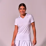 Polo blanco de mujer con cuello tipo polo y manga corta.