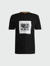 Remera negra de algodón con estampado de líneas grises y el logo de BOSS en el centro. Corte regular fit.