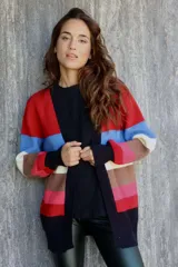 Saco de punto multicolor con diseño a rayas horizontales en tonos rojo, azul, blanco, marrón y rosa. Tiene corte abierto y mangas largas.