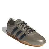 Championes Adidas Grand Court Lo color gris metalizado con detalles en negro y suela color caramelo. Presentan las tres tiras características de la marca en color negro a los costados.
