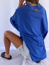 Remera negra de algodón, corte holgado y mangas cortas.