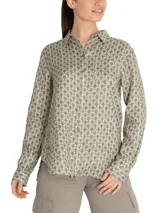 Camisa de manga larga con cuello clásico y cierre frontal con botones. Estampado con motivos marinos en tonos beige y marrón.