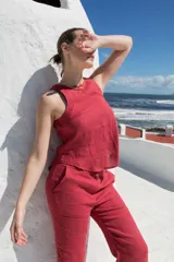 Top sin mangas color azul marino, con cuello redondo y espalda descubierta, atado con tres lazos.