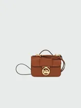 Bandolera Longchamp modelo Box-Trot XS, color amarillo, con correa fina ajustable y logo circular en el frente.