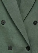 Blazer verde musgo de lino, con solapas de muesca, cierre cruzado con doble botonadura, mangas largas con puños abotonados, diseño recto, forro interior y dos bolsillos de solapa frontales.