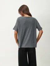 Remera verde oliva de tejido waffle con cuello redondo y mangas cortas.