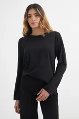 Remera gris de algodón, de corte recto y manga larga.