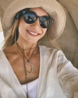 Collar con dije circular irregular de alpaca y plata 925, con hilo de algodón natural.