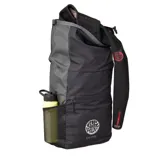 Mochila Rip Curl Surf Series 25L Ventura color negro con logo estampado en blanco. Cuenta con bolsillo lateral de red y cierre superior enrollable.