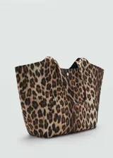 Bolso tipo tote color marrón claro, con doble asa de hombro y cierre metálico a presión.