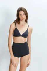 Conjunto de ropa interior color beige, compuesto por un top bandeau y un short de tiro alto.