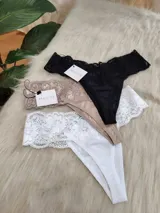 Pack de tres bombachas tipo colaless de encaje y algodón en colores blanco, negro y nude.