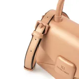 Cartera bandolera color rosa gold, con solapa y diseño acolchado en símil cuero. Tiene correa regulable y asa fija, herrajes plateados, bolsillo interno con cierre, bolsillo externo abierto y compartimento principal con interior de tela de algodón y poliéster.