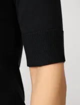 Buzo violeta tejido en hilado fino, con cuello redondo y mangas 3/4.