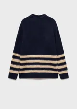 Sweater beige con cuello alto y rayas horizontales negras con hilo dorado.