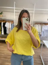 Blusa amarilla de lino con mangas 3/4 y corte holgado.