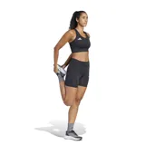 Top deportivo negro con logo de Adidas en el frente.