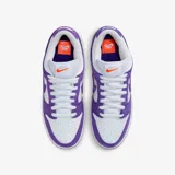 Zapatillas Nike SB Dunk Low Pro ISO Orange Label Court Purple, con base de cuero blanco y revestimientos de gamuza color violeta. El logo de Nike es blanco y la suela es blanca con base color caramelo.
