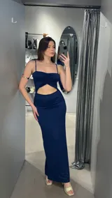 Vestido largo azul marino con breteles finos, escote recto y abertura en la zona abdominal.
