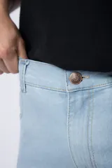 Pantalón de jean gris oscuro, de corte recto, con bolsillos delanteros y traseros.