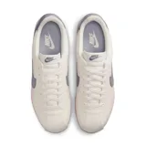 Championes Nike Cortez Leather color crema con detalles en gris y suela color caramelo.