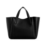Cartera tote Guess Iwona Chica color negro, con doble asa de mano, correa bandolera ajustable y extraíble, logo triangular metálico y charm colgante con logo.