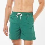 Short de baño verde con cordón ajustable en la cintura y bolsillos laterales.