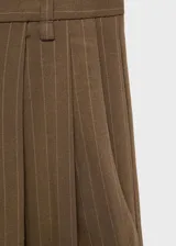 Pantalón de vestir marrón con finas rayas verticales, corte wideleg, tiro alto, bolsillos laterales y cierre frontal oculto.