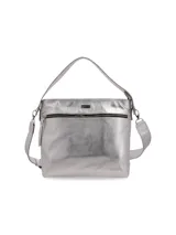 Cartera plateada de cuero graneado, con doble correa, cierre metálico con tirador de cuero, chapita de marca metálica, detalles interiores con logo de marca e inscripción "HECHO EN URUGUAY" y forro textil.
