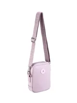 Bandolera pequeña color lila con correa de tela con el nombre de la marca bordado.