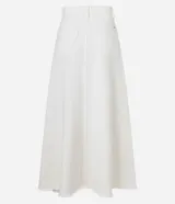 Pollera midi de jeans blanca, con trabillas en la cintura, cierre tradicional, bolsillos y ruedo asimétrico deshilachado.