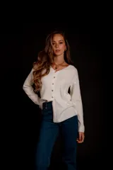 Blusa de morley elastizado color beige, de calce ajustado y mangas largas.