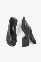 Sandalias plateadas de cuero con diseño slingback, puntera abierta y tacón cuadrado bajo color negro.