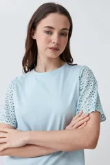 Remera blanca de algodón con mangas cortas con detalle de broderie calado.