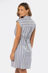 Vestido corto celeste con rayas verticales blancas, cuello camisero, botones de madera y mangas cortas.