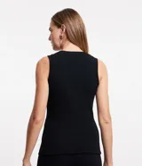 Blusa estilo chaleco color marrón, confeccionada en ribana, con abotonado delantero, sin mangas y con textura acanalada.