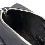 Cartera bandolera negra de tela con apliques de strass plateados, múltiples bolsillos con cierre y correa de tela regulable.