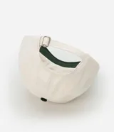 Gorra de béisbol bicolor, con cuerpo blanco y visera verde oscuro. Tiene bordado el texto "Central Park" en verde.