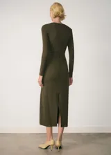 Vestido midi negro de tejido elástico, con mangas largas y diseño entallado.