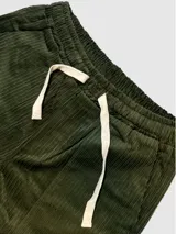 Pantalón de pana verde militar con cintura elastizada, cordón de algodón, bolsillos laterales y un bolsillo trasero.
