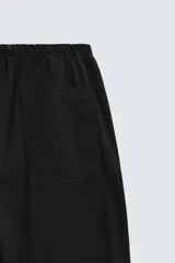 Pantalón verde militar de corte carrot fit, confeccionado en tejido de algodón. Cuenta con cintura elástica ajustable con cordón, bolsillos frontales y un bolsillo trasero de plastrón.