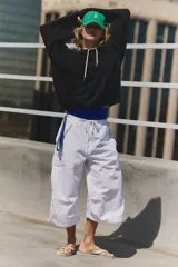 Buzo con capucha negro, de calce relajado y holgado, con costuras definidas, mangas ligeramente amplias y hombros caídos.